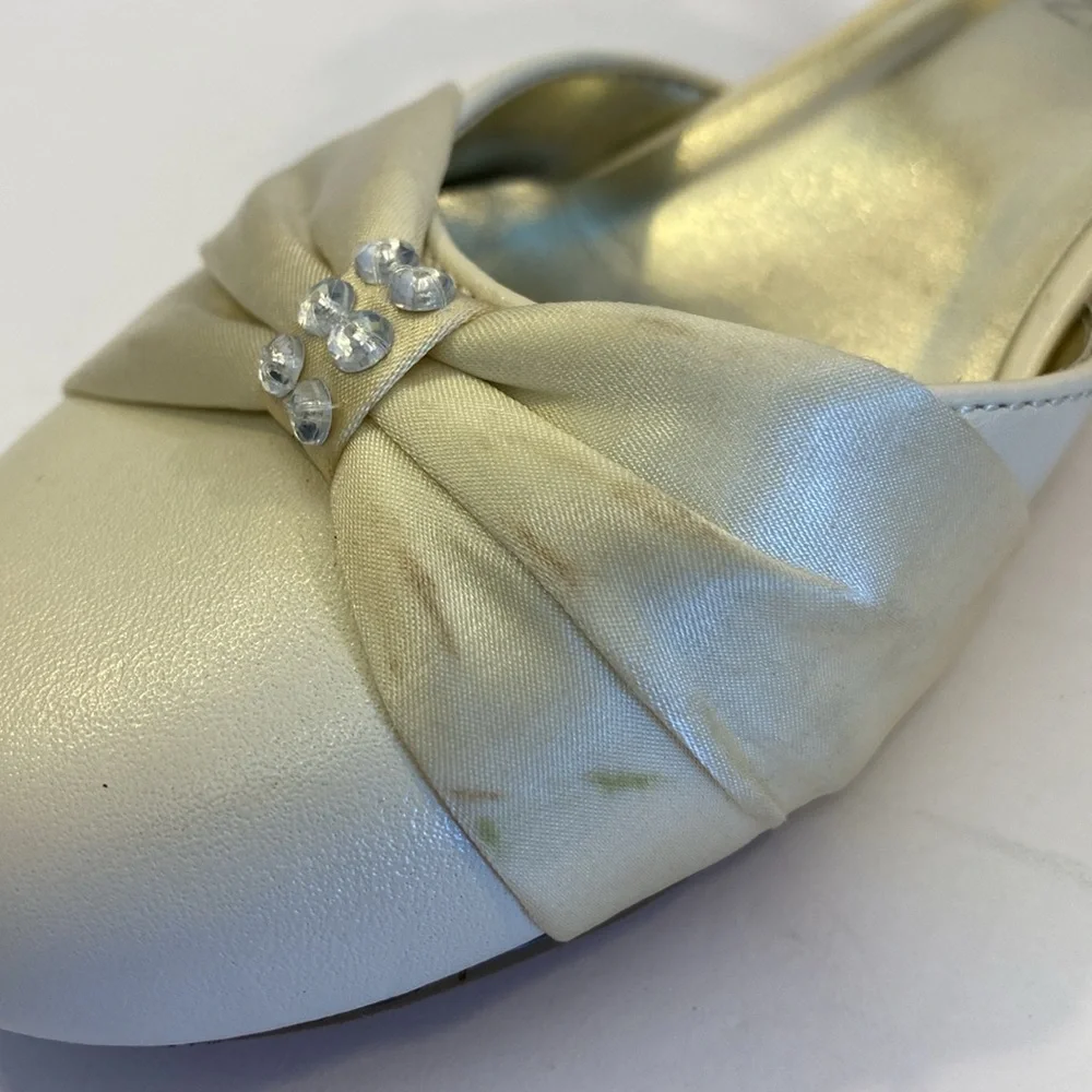 Kenneth Cole Reaction Girls ‘What A Dress” Ivory Closed Toe Leather Shoes‎
